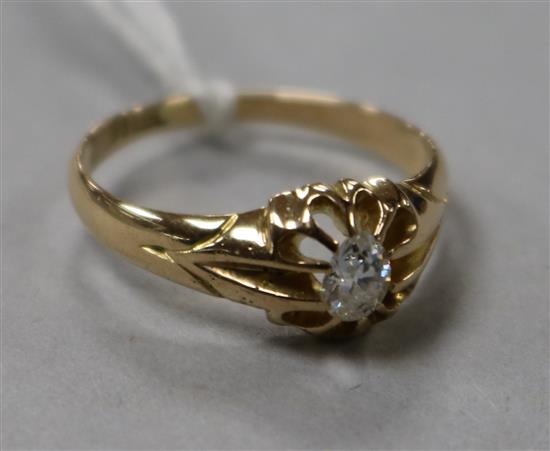 An Edwardian 15ct gold and claw set solitaire diamond ring, size K.
